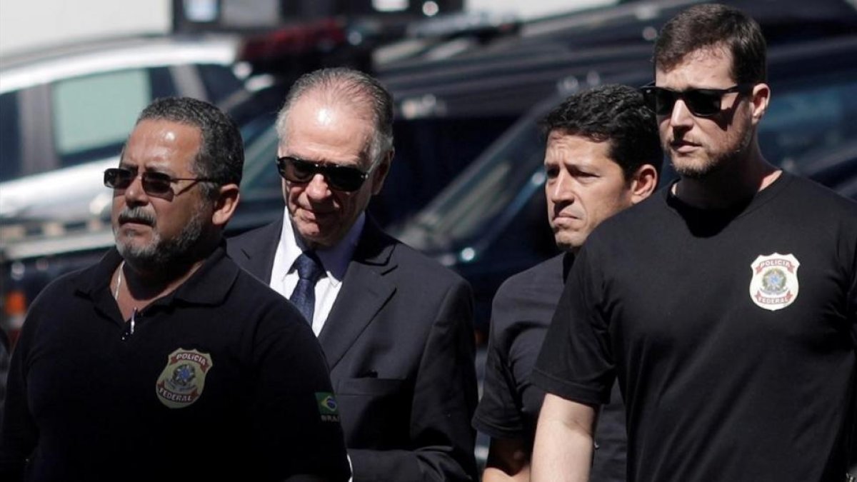 Carlos Arthur Nuzman, con la policía de Río.-REUTERS / RICARDO MORAES