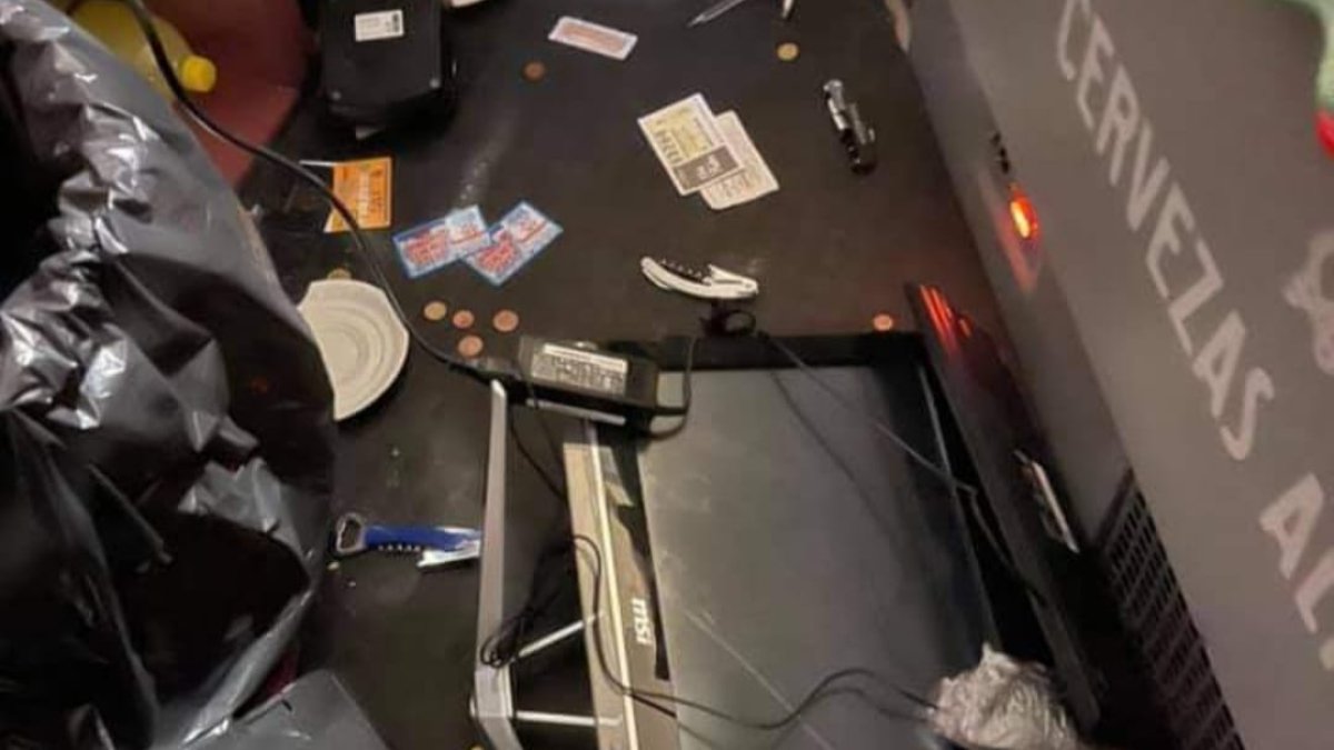 Los ladrones se entretuvieron en romper todo lo que tenían a su alcance