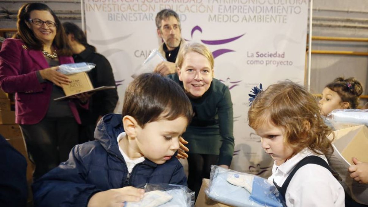 Los pequeños recogieron ilusionados los premios, que se entregaron ayer en el polideportivo Saldaña.-Raúl Ochoa