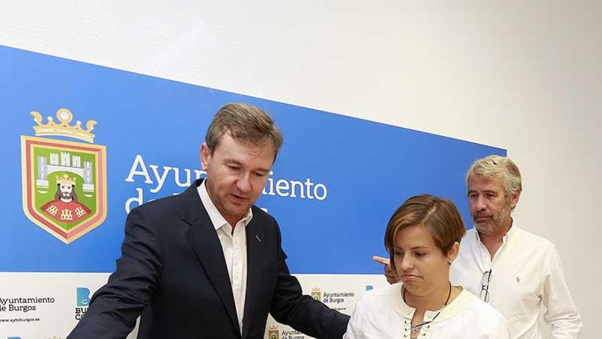Javier Lacalle, Consuelo Rojo y Jorge Simón, ayer, antes de firmar los convenios de colaboración.-RAÚL G. OCHOA