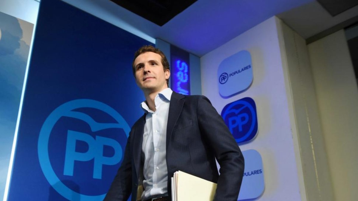 Pablo Casado, cuando mostró la documentación de su máster en la URJC.-EFE