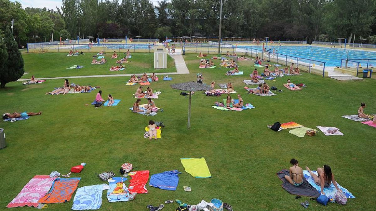 Los usuarios del Plantío disfrutaban ayer de las buenas temperaturas que hoy no se repetirán.-ISRAEL L. MURILLO