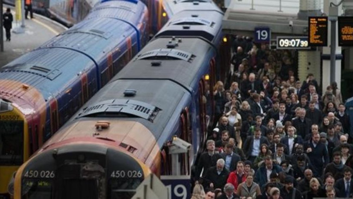Estación de Waterloo en Londres, afectada por la huelga de trenes de la compañía Southern Railway.-AFP / DANIEL LEAL-OLIVAS