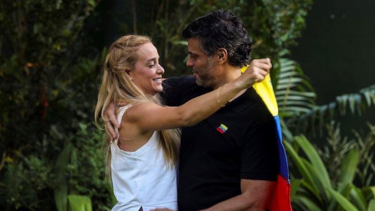 Leopoldo López abraza a su esposa Lilian Tintori en los exteriores de la embajada de España en Caracas.-EFE