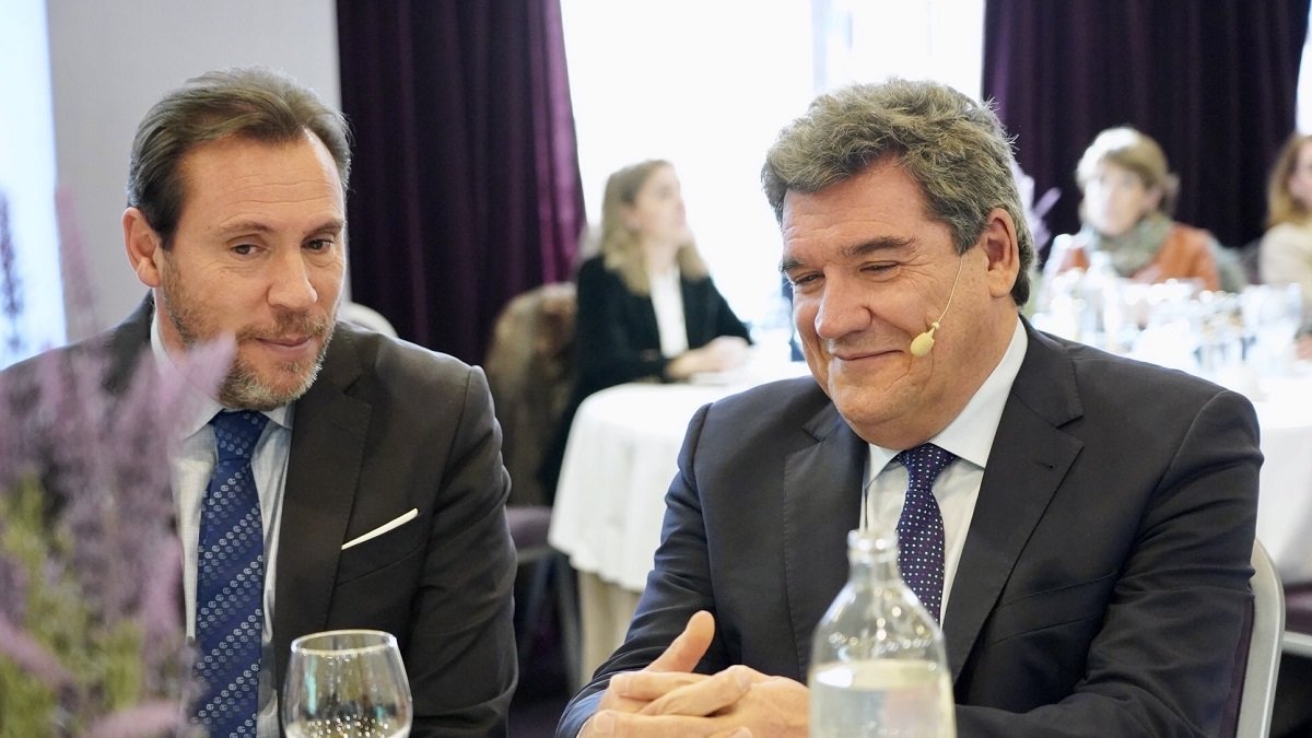 El ministro de Inclusi?n, Seguridad Social y Migraciones, Jos? Luis Escriv?, participa en un coloquio informativo organizado por la Asociaci?n para el Progreso de la Direcci?n (APD) y el Ayuntamiento de Valladolid. En el acto tambi?n participan el alcalde de Valladolid, ?scar Puente, y el presidente de APD en Castilla y Le?n, Carlos Moro.