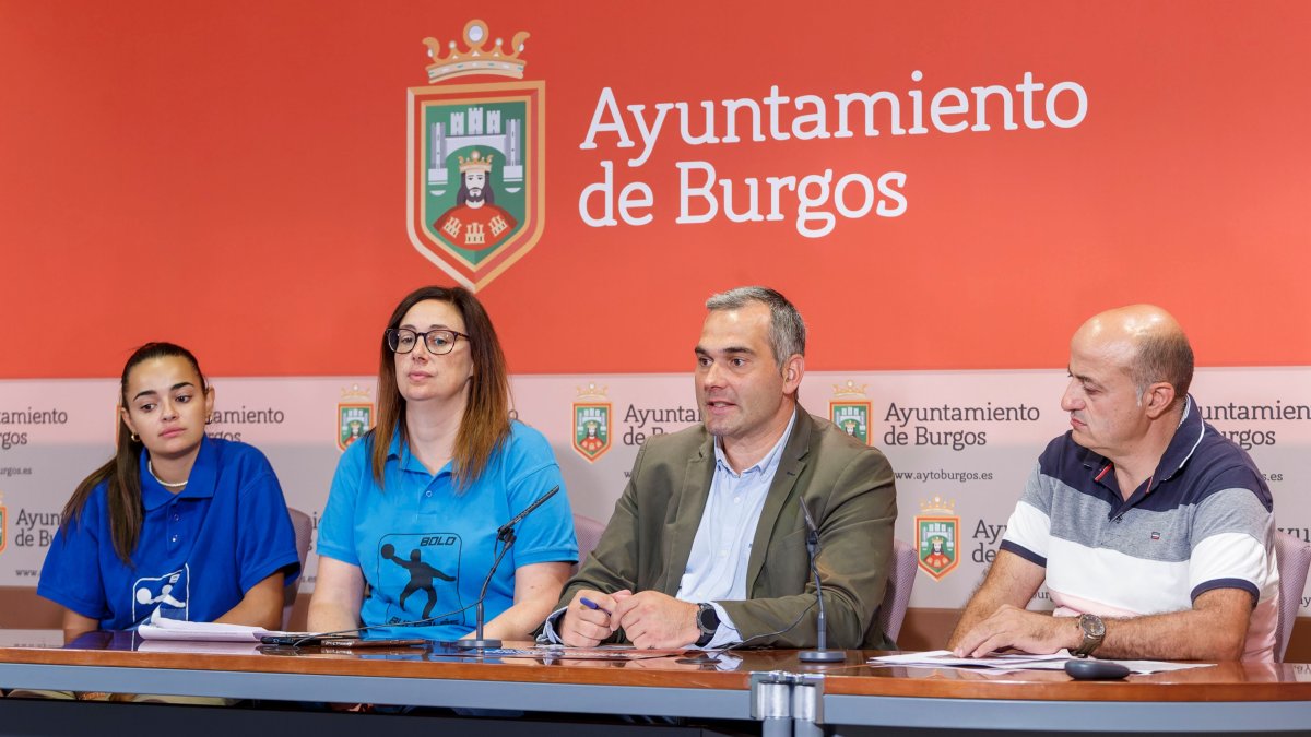 El Ayuntamiento de Burgos acogió la presentación del torneo con el concejal de deportes, Leví Moreno, como anfitrión. SANTI OTERO