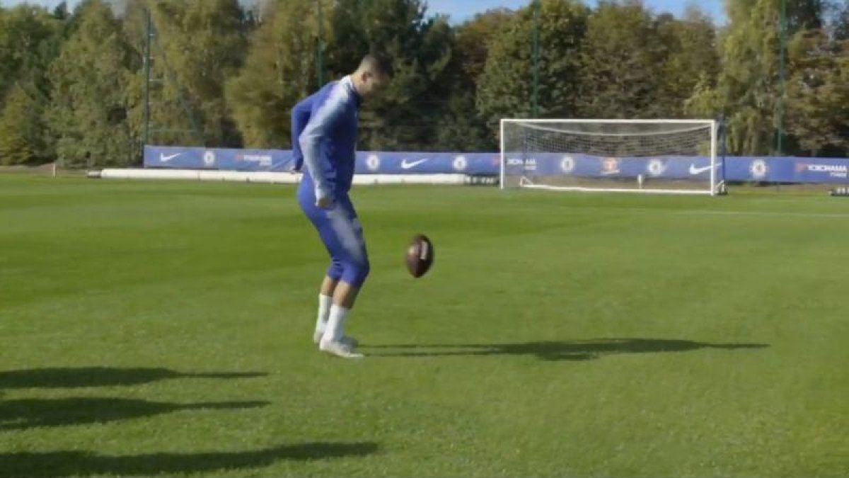 Hazard hace filigranas con un balón de fútbol americano.-EL PERIÓDICO