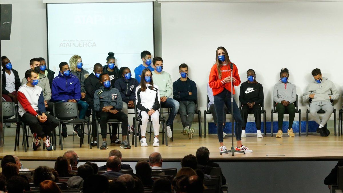 Celia Antón se dirige a las autoridades e invitados durante la presentación del Cross de Atapuerca, ayer. SANTI OTERO