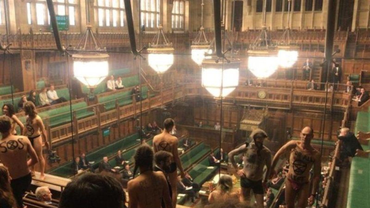 El grupo de activistas de Extinction Rebellion que se desnudo en la Cámara de los Comunes en pleno debate sobre el brexit.-TWITTER