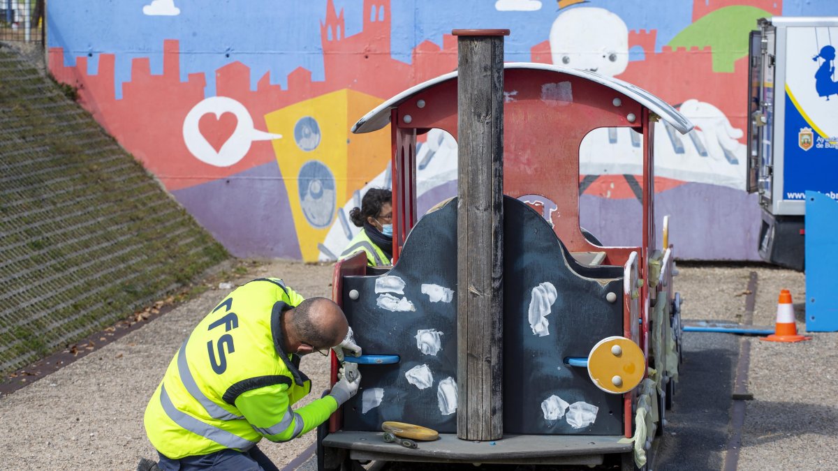 La limpieza de las pintadas en los columpios es una de las tareas de mantenimiento. SANTI OTERO