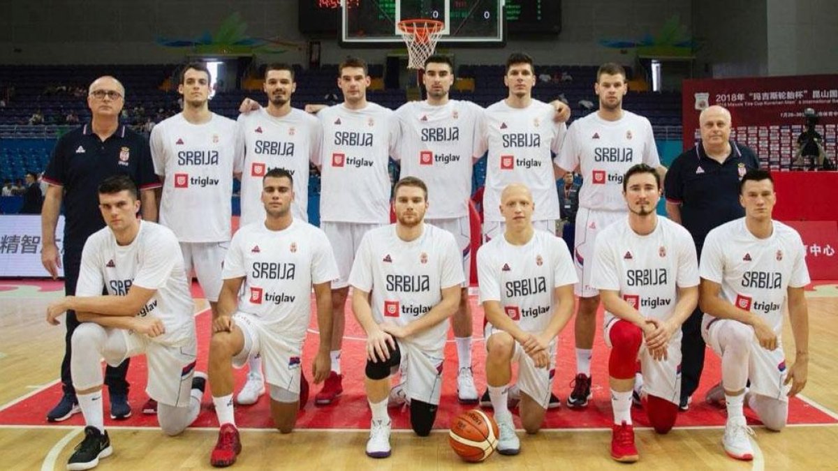 Huskic -de pie, segundo por la derecha- posa con sus compañeros de selección en la gira realizada en China.-WWW.KSS.RS