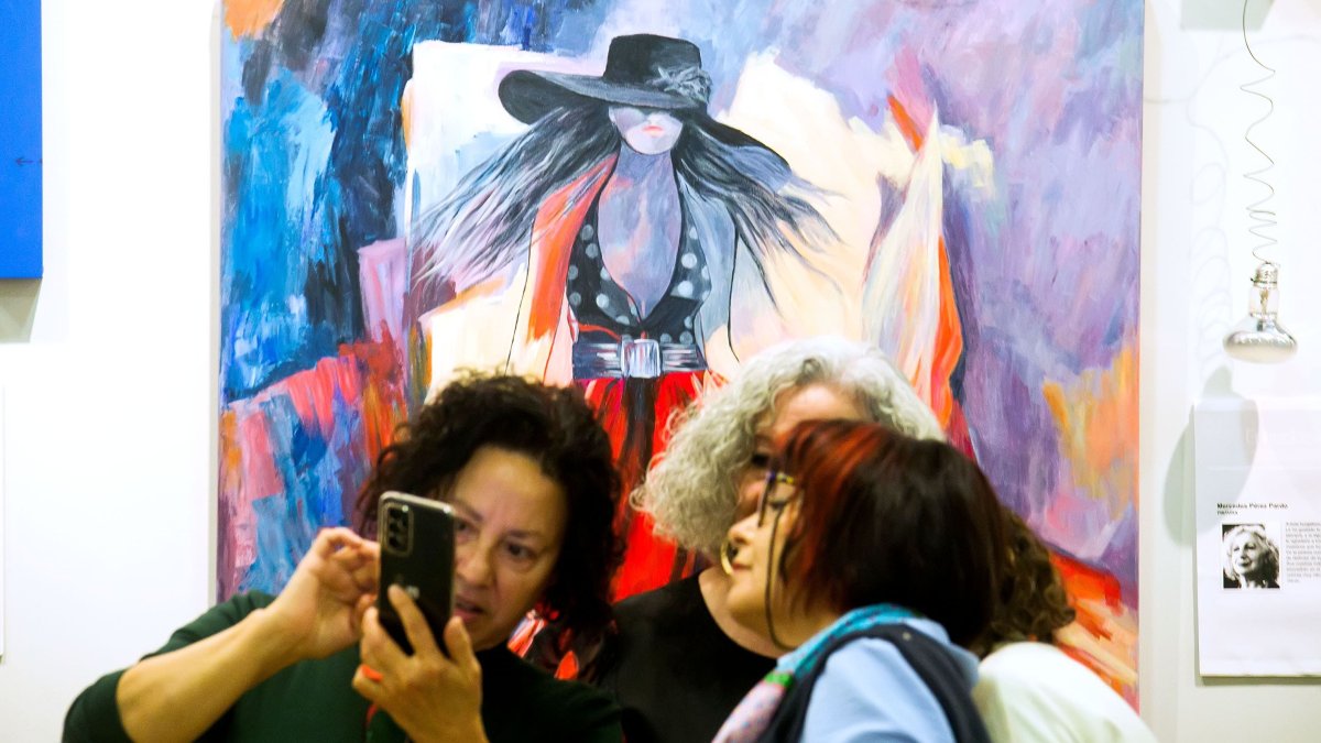 La asociación lleva participando en propuestas expositivas en la biblioteca coincidiendo con las fiestas del Barrio de San Pedro de la Fuente desde hace seis años. TOMÁS ALONSO
