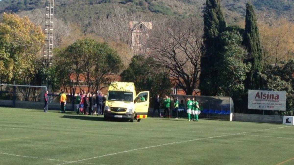 La ambulancia que recogió al técnico ampurdanés.-LA JONQUERA