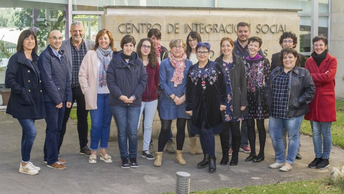 Miembros de la Fundación Lesmes, a la entrada del centro de integración social.-ISRAEL L. MURILLO