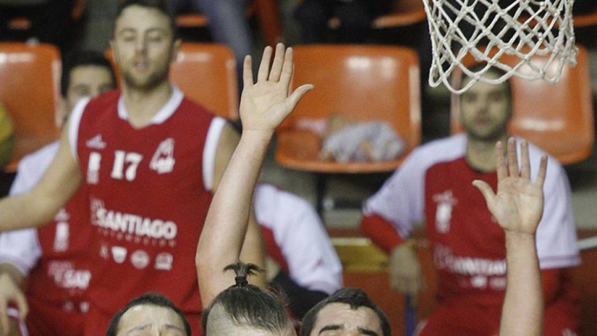 Luis Moro captura un rebote en el partido frente al Askartza.-SANTI OTERO