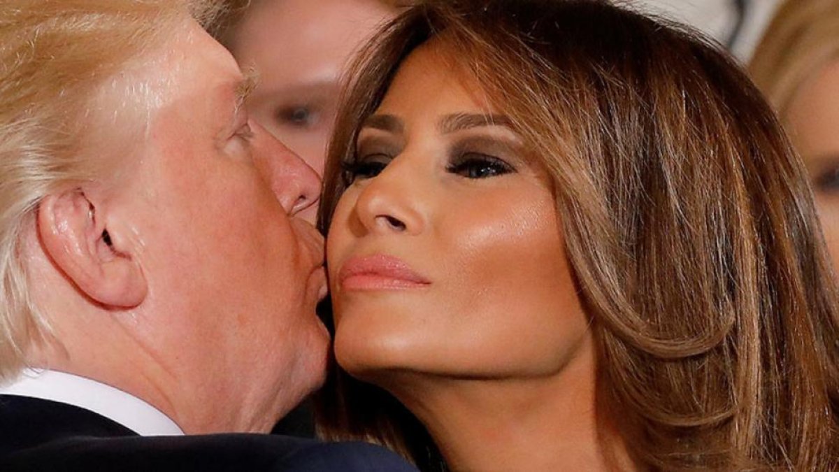 Melania Trump recibe un beso de Donald Trump en la Casa Blanca.-/ REUTERS / CARLOS BARRIA
