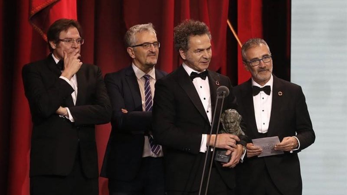 El director y los productores de 'Campeones'.-EFE