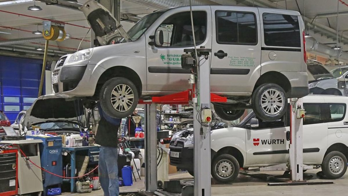 Un mecánico revisa en un taller un vehículo comercial.-RAÚL G. OCHOA