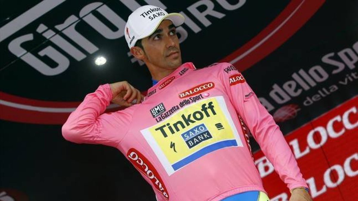 Alberto Contador, en el podio del Giro, donde sí pudo vestirse de rosa, lo que el jueves no pudo hacer por culpa de la caída sufrida.-Foto: AFP / LUK BENIES