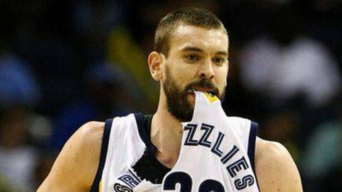 Marc Gasol rasga su camiseta en un gesto de frustración, en un momento del partido entre los Grizzlies y los Kings en Menfis.-Foto: EFE / MIKE BROWN