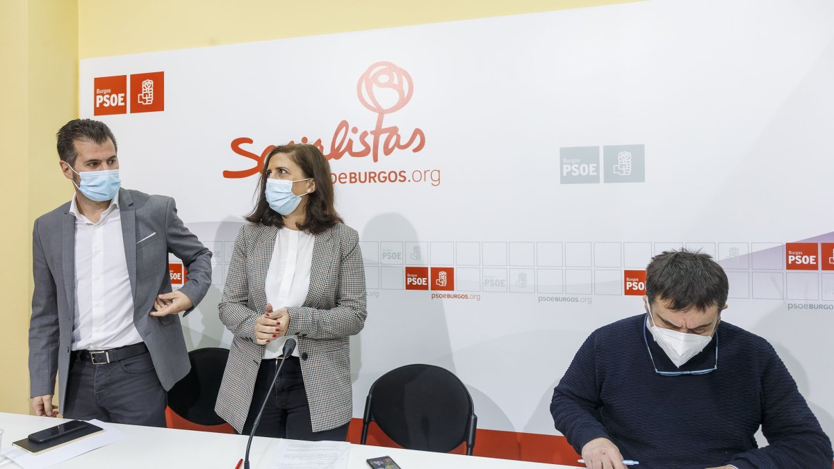 Luis Tudanca, Esther Peña y Jesús Puente antes de iniciar su comparecencia. SANTI OTERO