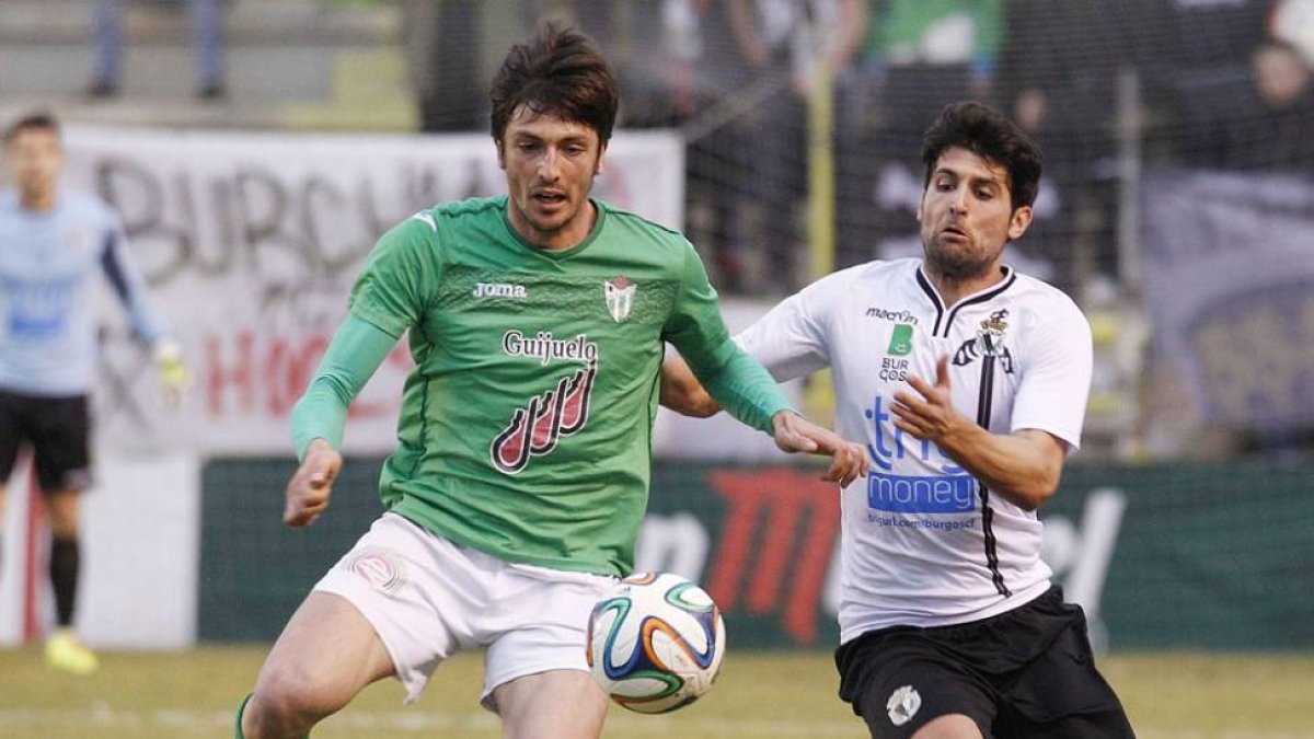 Quesada trata de frenar el avance del delantero del Guijuelo Ander Lambarri, ex del Mirandés.-SANTI OTERO