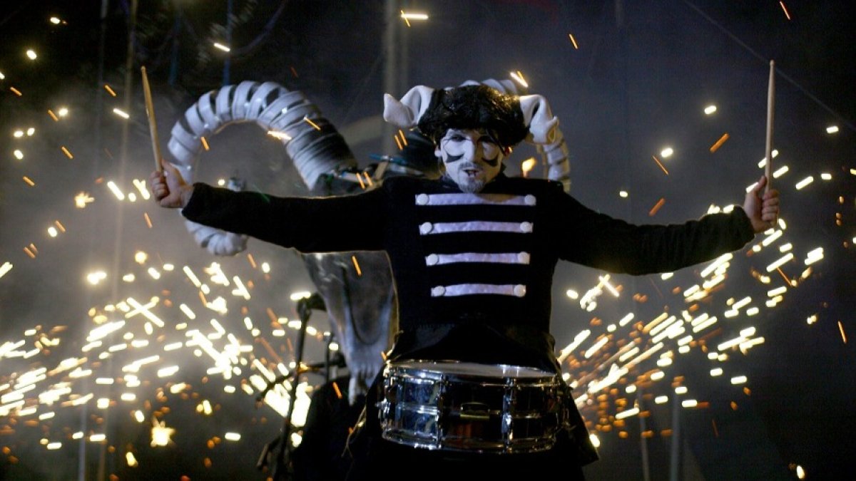 'Tambours de feu', de la compañía vasca Deabru Beltzak, aterriza este sábado en el Proyecto Senda en Rubena. DEABRU BELTZAK