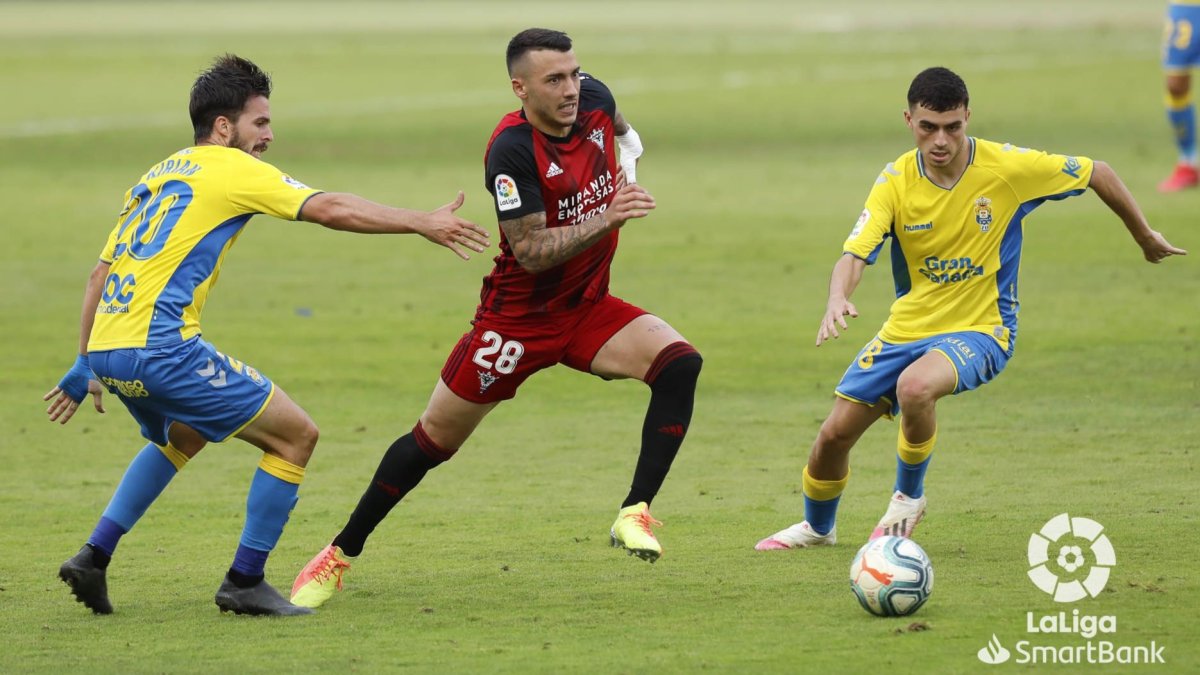 Antonio Sánchez avanza rodeado de contrarios. LALIGA