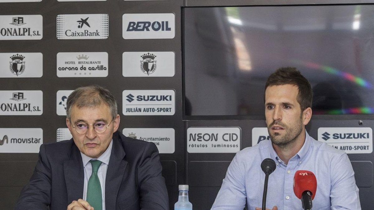 Endika Gabiña (derecha) junto a Miguel Ángel Pascual el día de su presentación como director deportivo.-SANTI OTERO