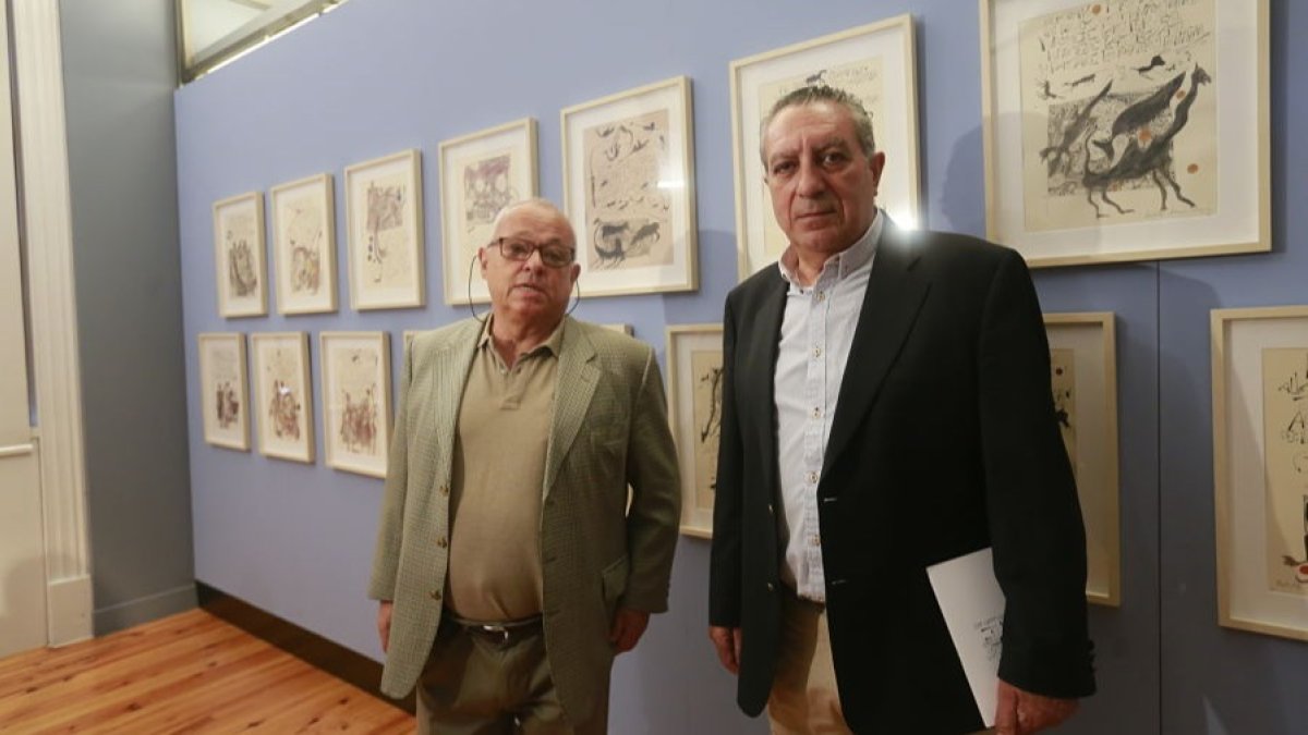 Adolfo Alonso Ares (derecha), junto al exdirector del Instituto de la Lengua, Gonzalo Santonja. RAÚL G. OCHOA