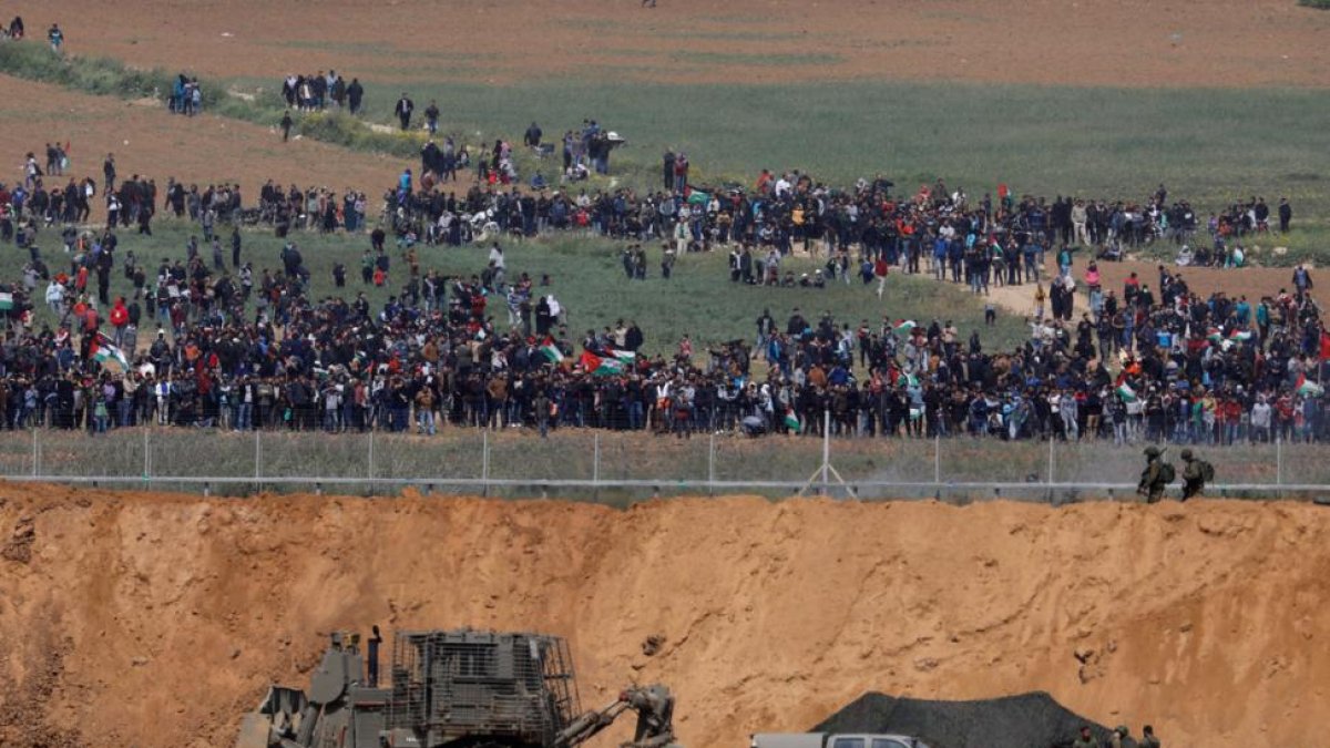 Cientos de palestinos protestan en Gaza frente a la frontera con Israel, este viernes.-AMIR COHEN (REUTERS)