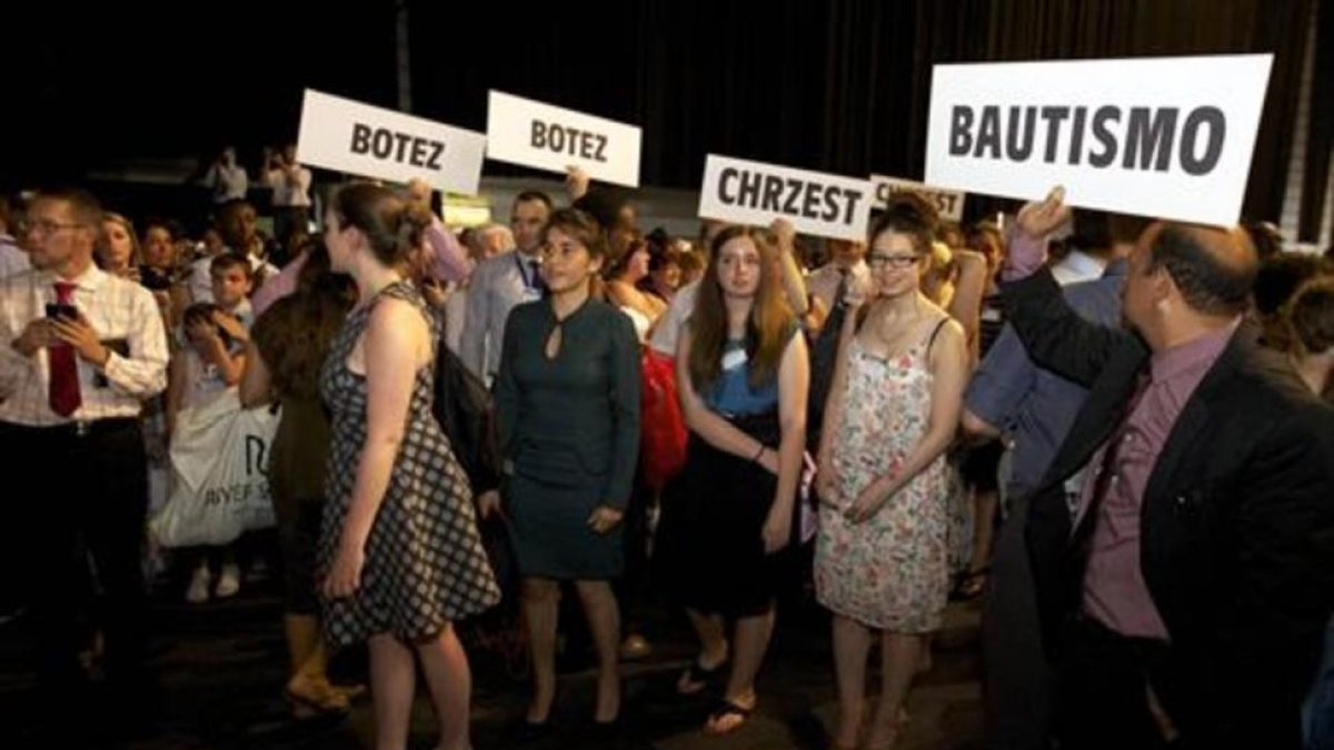 Bautismo de testigos de Jehová en Gante (Bélgica).-BELGA PHOTO / NICOLAS MAETERLINCK