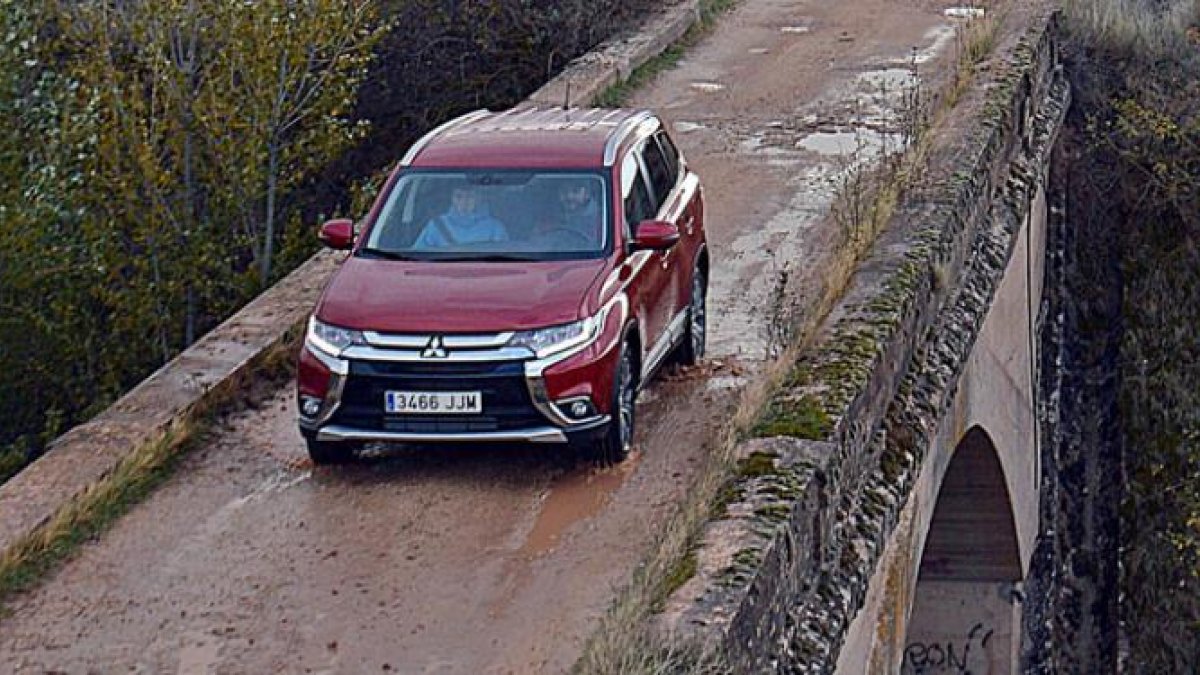 El restyling del nuevo Outlander evoca a sus predecesores pero cuenta con grandes cambios en su frontal que le da más personalidad.-HÉCTOR FUSTEL