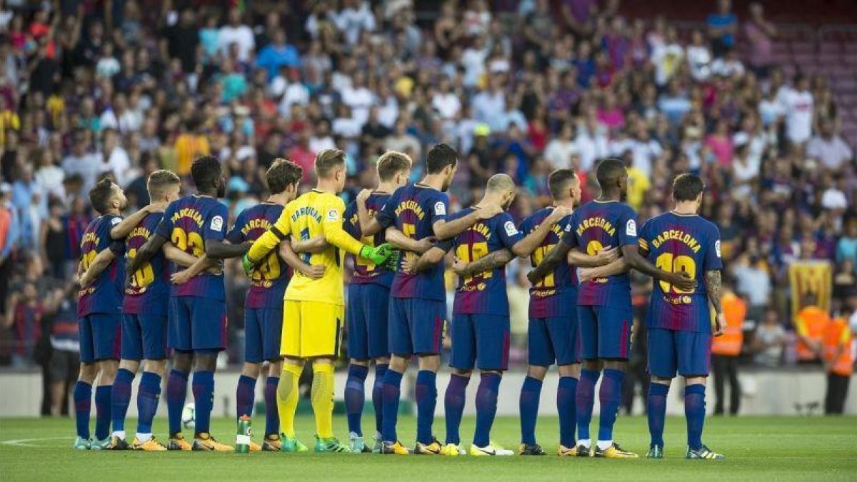 Los jugadores del Barça, durante el respetuoso silencio por las víctimas del atentado de Barcelona y Cambrils.-JORDI COTRINA