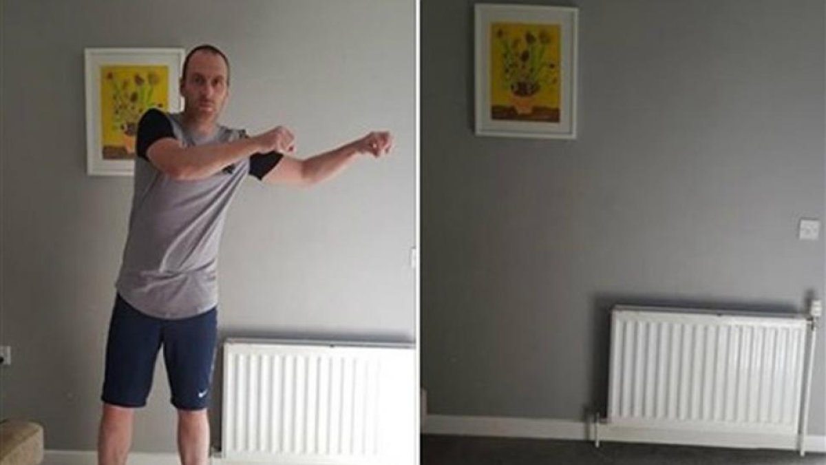 Stewart Knox, mostrando su capa para hacerse invisible (izquierda) y, al lado, con ella puesta.-