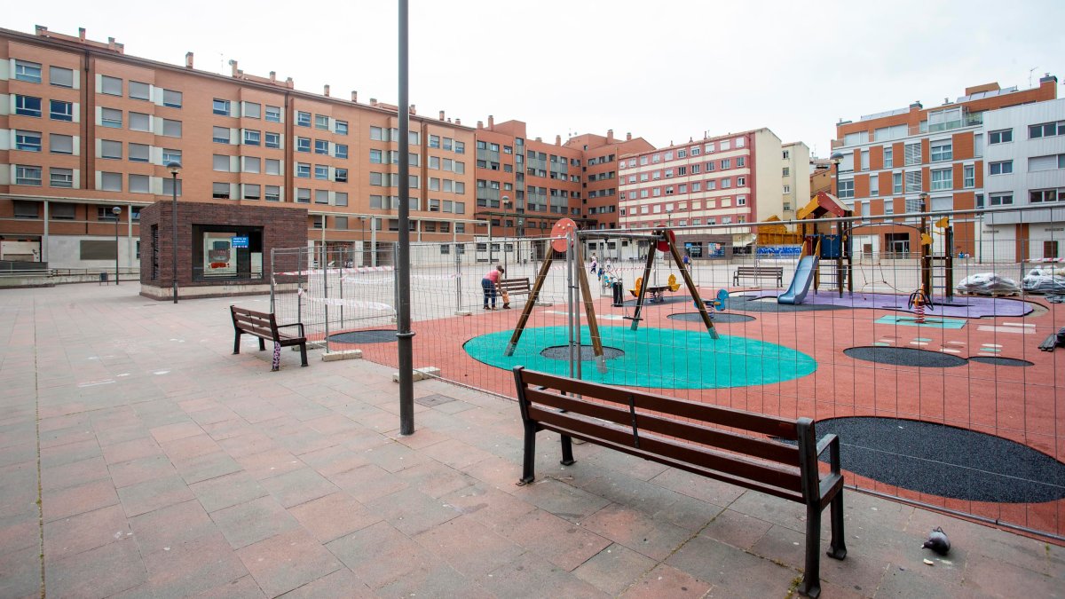 Imagen de la zona de juegos de la plaza de la Cecina. SANTI OTERO