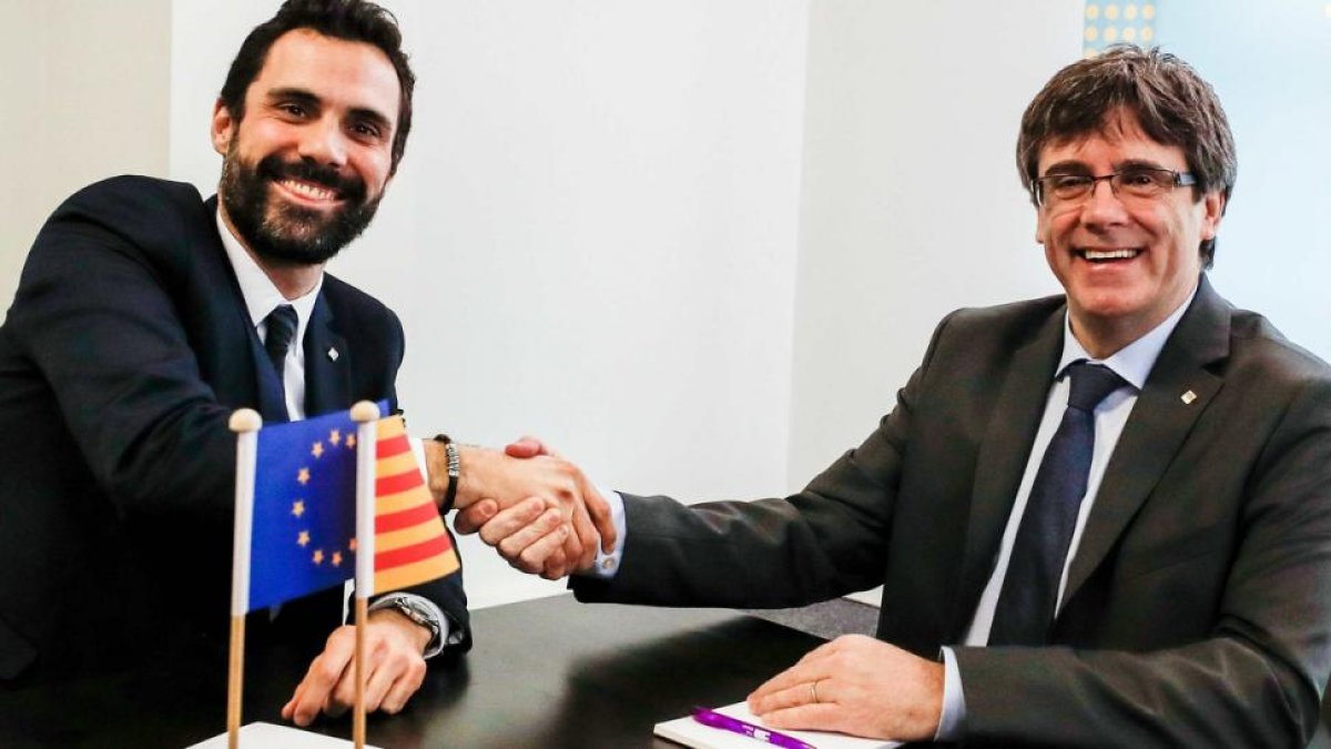 El president del Parlament, Roger Torrent, y el candidato a se investido presidente de la Generalitat, Carles Puigdemont, en Bruselas-EFE