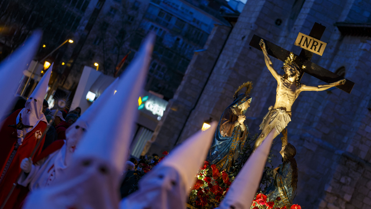 La talla de la Crucifixión del Señor sale de la plaza San Juan para iniciar el Vía crucis penitencial. SANTI OTERO