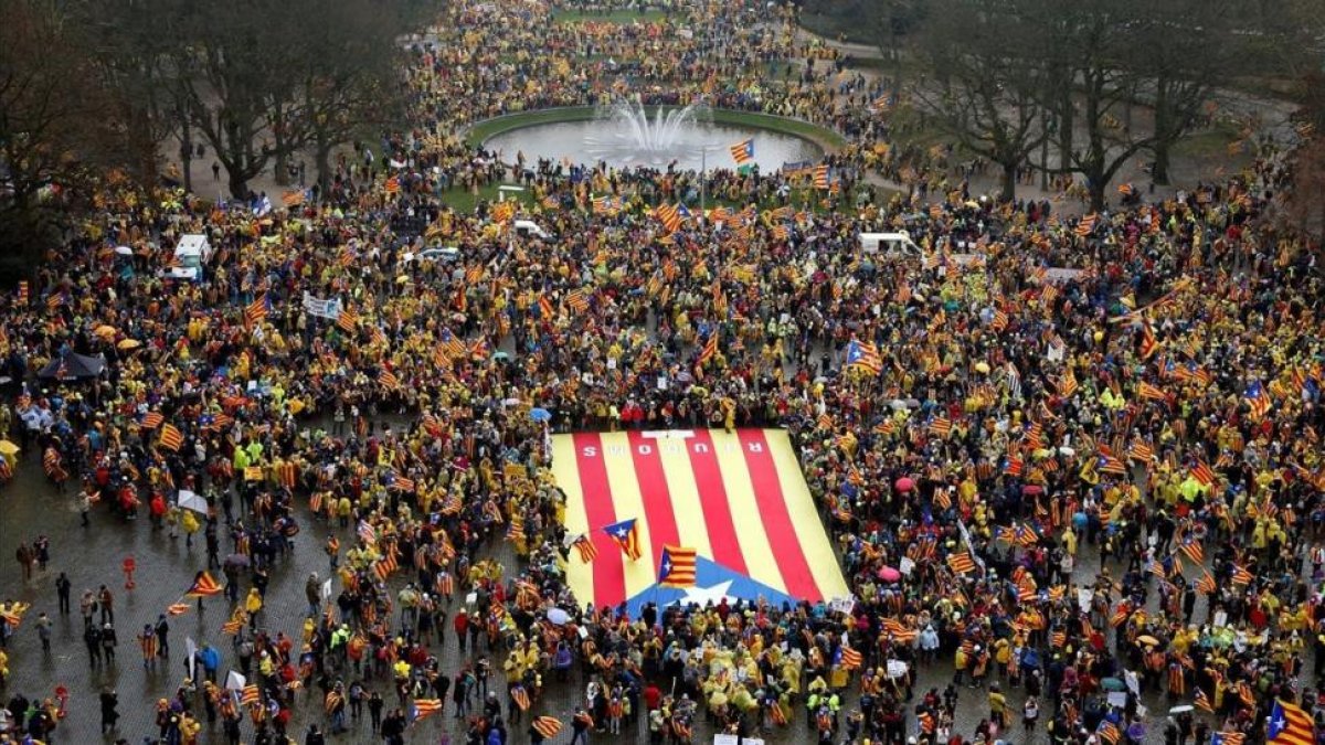 Miles de catalanes han acudido a la manifestación convocados por la ANC y Òmnium.-FRANCOIS LENOIR (REUTERS)
