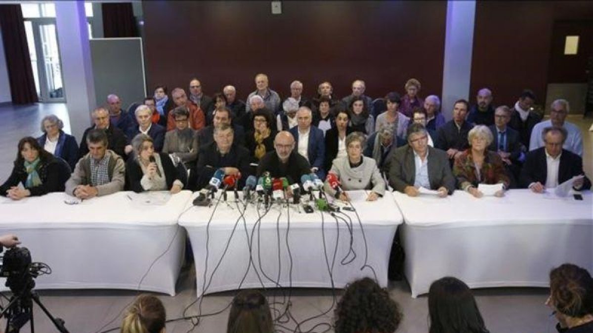 Los activistas encargados del desarme de ETA han pedido a la ciudadanía que acuda al acto que se celebrará el 8 de abril en Baiona (Francia)-JAVIER ETXEZARRETA