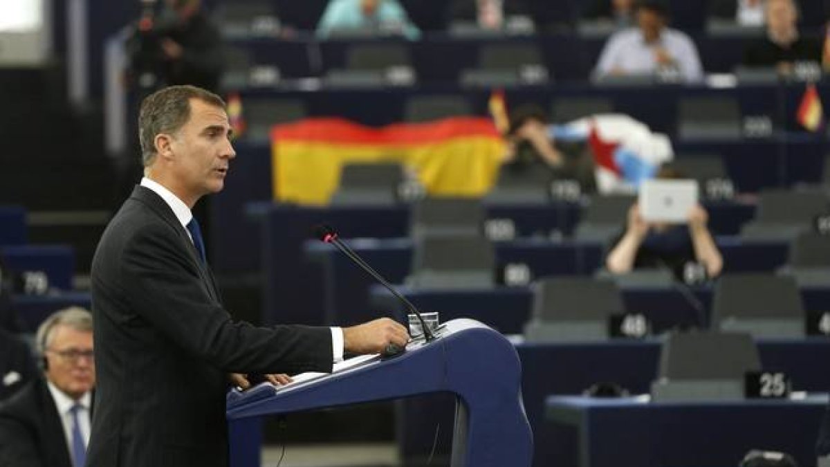 El rey Felipe, durante su discurso, con una bandera republicana y una independentista gallega al fondo, este miércoles en el Parlamento Europeo.-REUTERS / VINCENT KESSLER