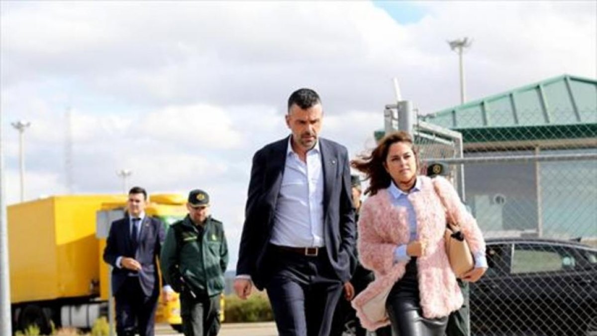 Santi Vila sale de la cárcel madrileña de Estremera con su abogada, el pasado 3 de noviembre.-DAVID CASTRO