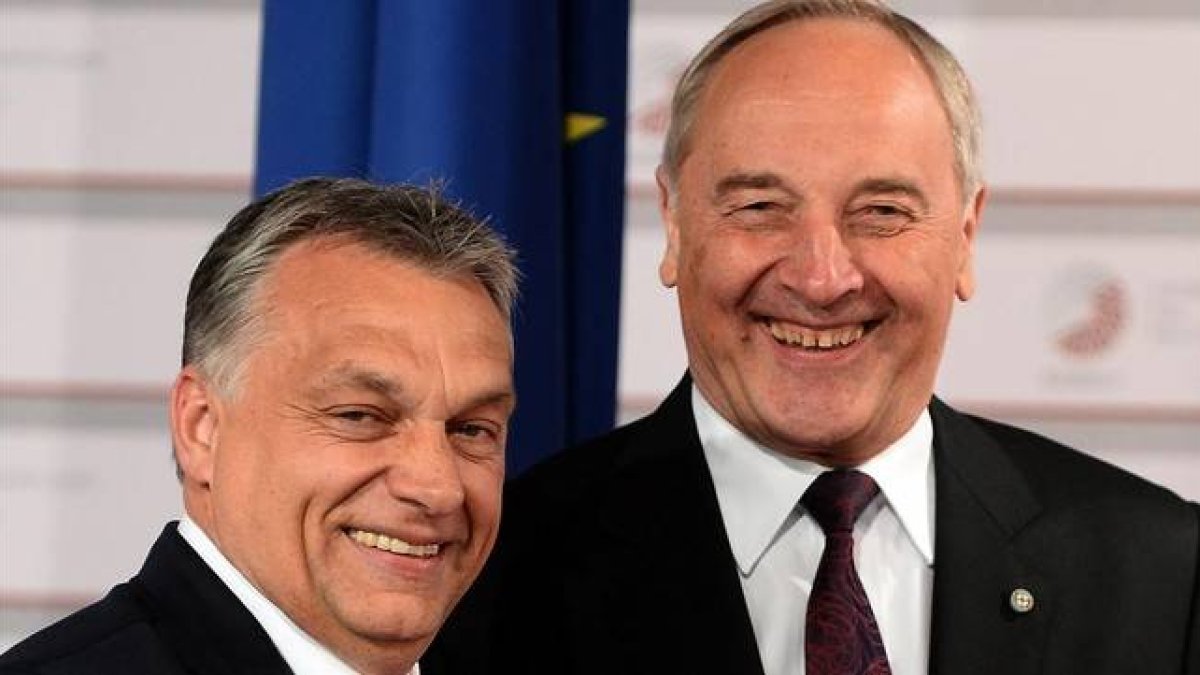 Orbán (izquierda) sonríe junto al primer minstro de Letonia, Andris Berzins, este jueves en Riga.-Foto: AFP / JANEK SKARZYNSKI
