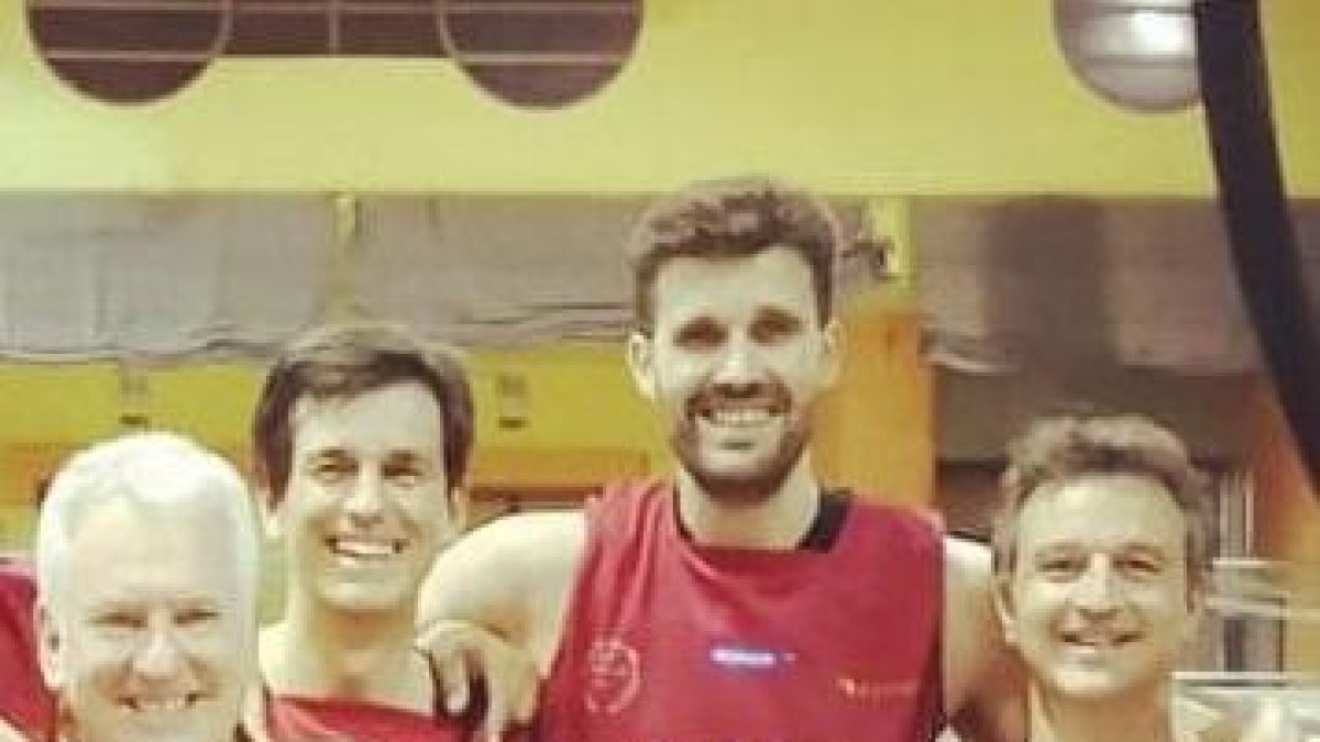 Coego (16) posa con sus compañeros de equipo en Maribor.-ECB