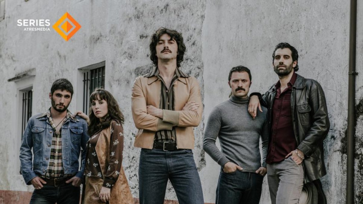 Equipo artístico de Fariña, encabezado en el centro por Javier Rey (Sito Miñanco).-ATRESMEDIA / JAIME OLMEDO
