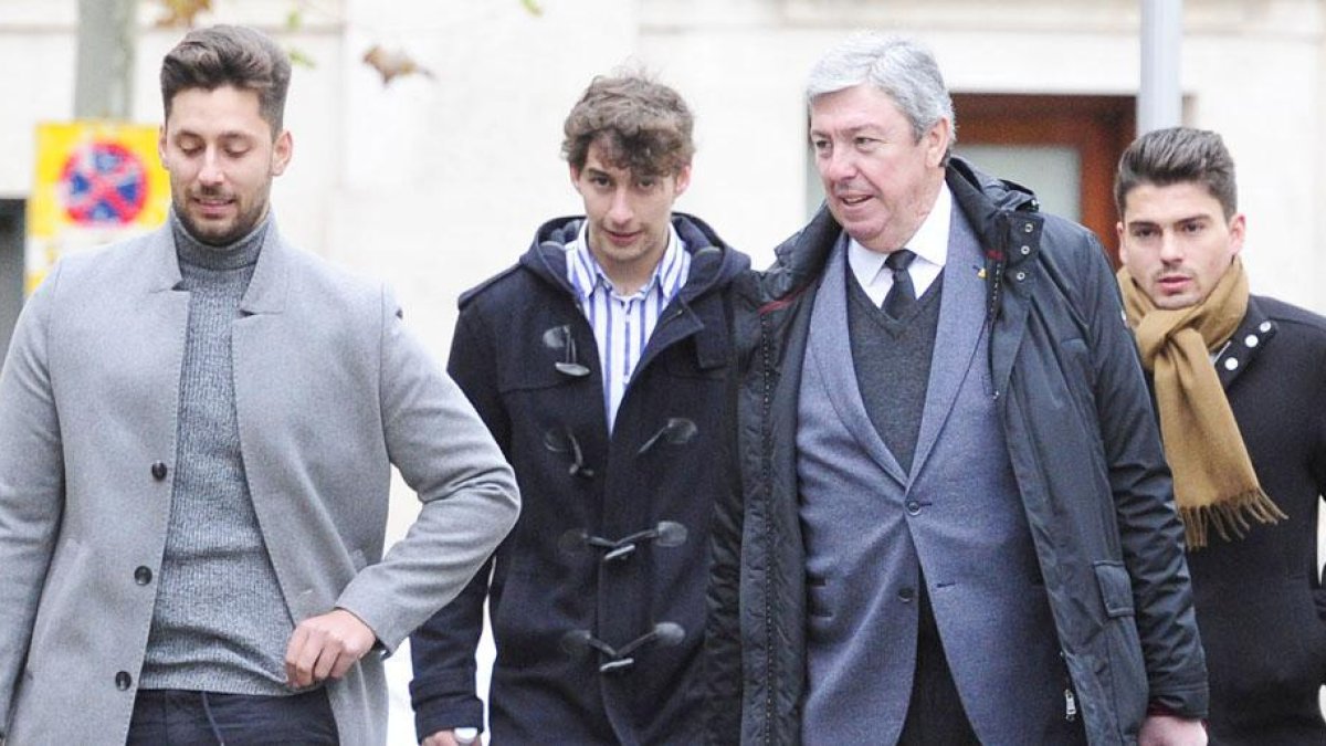 Los tres acusados entrando en la Audiencia Provincial de Burgos junto al abogado Rafael Uriarte.-ISRAEL L. MURILLO