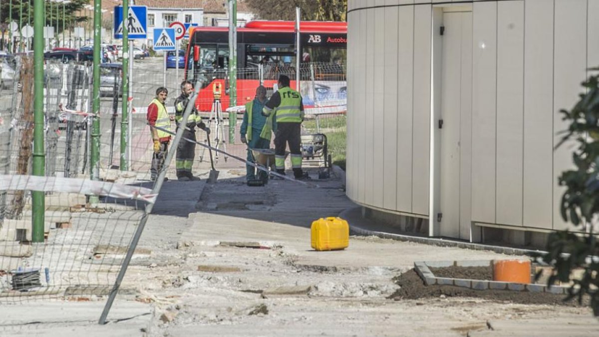Imagen de las obras de urbanización en el entorno del Coliseum.-ISRAEL L. MURILLO