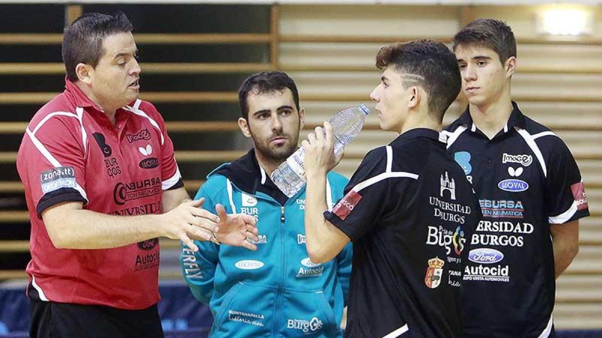 Berzosa da instrucciones a Ruiz durante un partido en presencia de Ausín y de Núñez.-RAÚL OCHOA