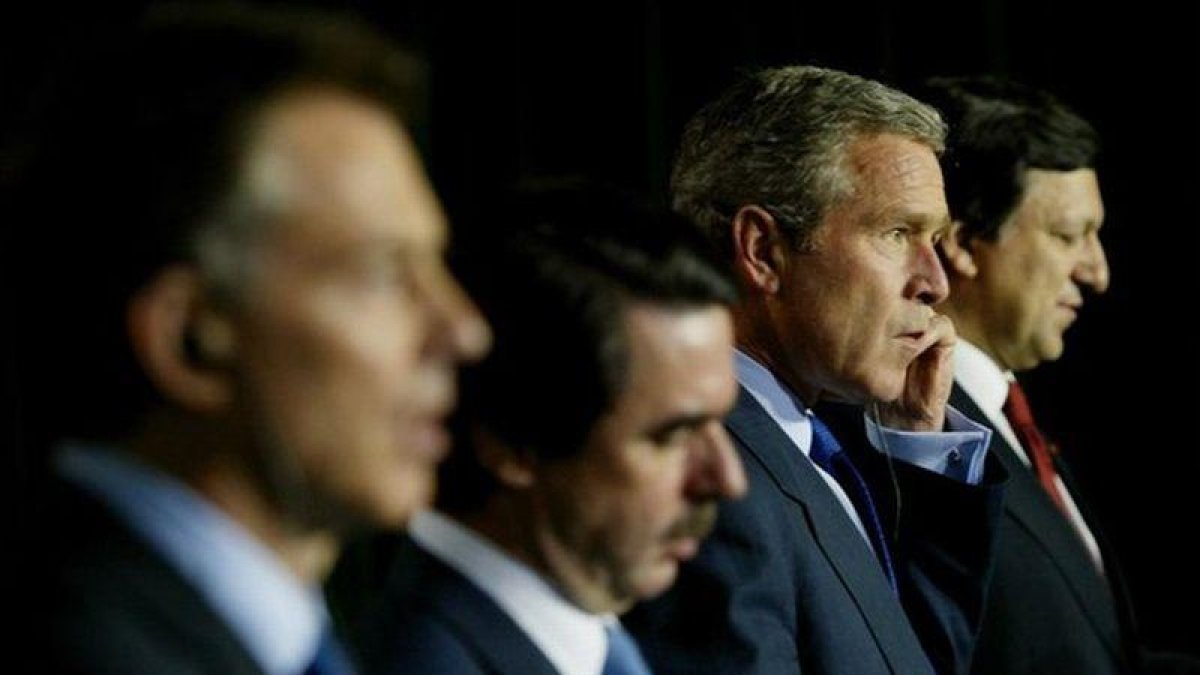 El expresidente José María Aznar, en la cumbre de las Azores, junto a Tony Blair, George W. Bush y Jose Manuel Durao Barroso.-AP