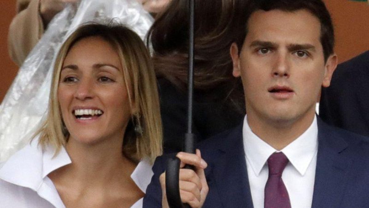 Albert Rivera y Beatriz Tajuelo, antes del acto central de la Fiesta Nacional del 2016, en Madrid.-EFE / JUANJO MARTÍN